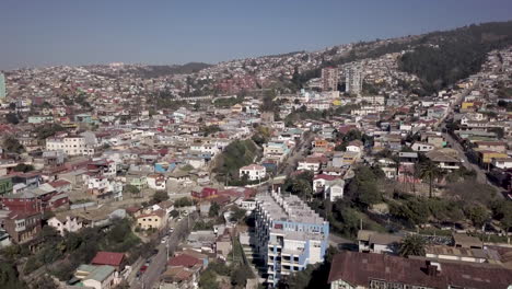 Luftdrohne-Von-Bunten-Häusern-Auf-Den-Hügeln-In-Valparaiso,-Chile