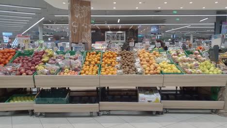 In-Einem-Griechischen-Supermarkt-Der-Ab-Vasilopoulos-kette-In-Der-Lebensmittelabteilung-Mit-Preisschildern-Auf-Obst