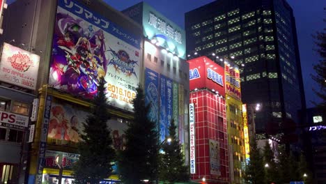 Patio-De-Entretenimiento-De-Hirose-O-Taito-Hey-En-El-Barrio-De-Akihabara-Con-Sega-Y-Otras-Tiendas-De-Centros-De-Juegos-Por-La-Noche,-Toma-De-Mano-En-La-Calle