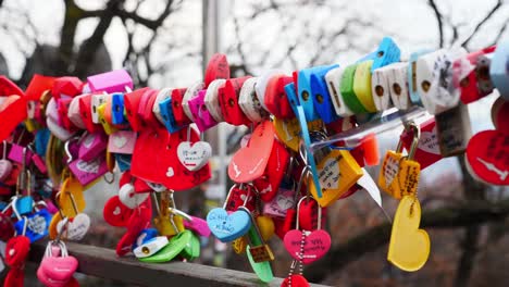 Candado-De-Amor-Colorido-Colgado-En-El-Riel-En-La-Torre-Namsan-En-Seúl,-Corea-Del-Sur