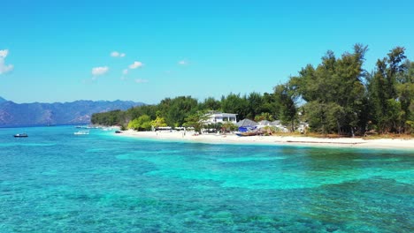 Isla-Tropical-Paradisíaca-Con-Una-Playa-Exótica-Cerca-Del-Resort-Frente-Al-Mar,-Bañada-Por-Una-Laguna-Turquesa-Clara-En-La-Costa-Balinesa