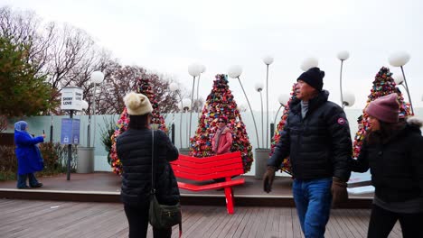 Buntes-Liebesvorhängeschloss,-Das-An-Der-Schiene-Am-Namsan-Tower-In-Seoul,-Südkorea,-Hängt