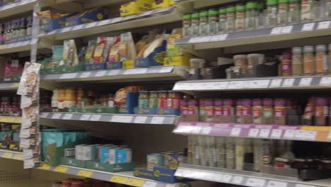 Eingeschränkter-Supermarkt-Corona-Virus-Panikkäufe-Shop-Regale-Begrenzte-Waren