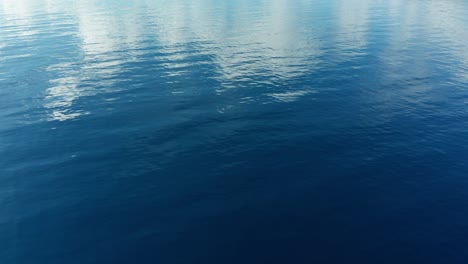 Schöne-Landschaft-Eines-Klaren-Blauen-Ozeans-In-Fidschi---Breite-Aufnahme