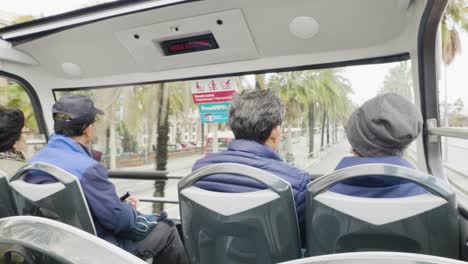 Los-Turistas-Están-En-El-Autobús-Turístico-De-Barcelona,-España