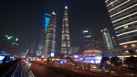 Una-Toma-Estática-Nocturna-De-La-Torre-De-Shanghai-Con-Tráfico-Moderado-En-Las-Carreteras