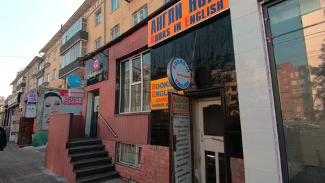 Englischer-Buchladen-In-Zentral-Ulaanbaatar,-Mongolei