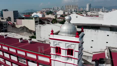 Vista-Aérea-De-La-Estación-De-Bomberos-Y-Rescate-De-Pantai-En-La-Calle-Chulia,-Toma-De-Revelación-De-órbita-De-Drones