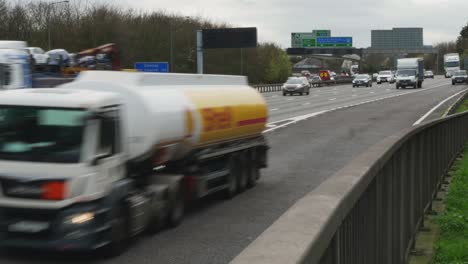 Zeitraffer-Des-Kraftfahrzeugverkehrs-Auf-Der-Straße-M25