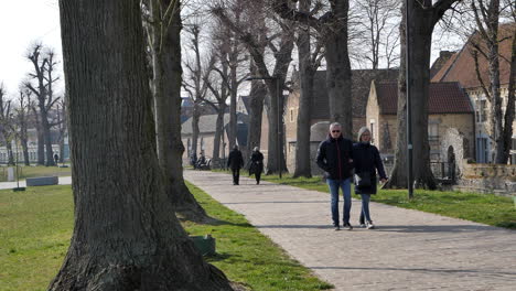 Menschen,-Die-Während-Der-Sperrung-Des-Koronavirus-In-Einem-Park-Spazieren-Gehen