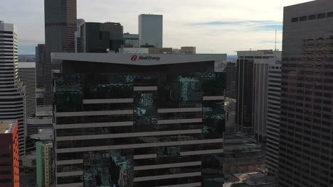 Aerial-Drone-footage-of-the-top-half-of-the-Xcel-Energy-building-in-downtown-Denver,-Colorado