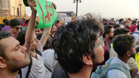 Demonstranten-Schwenken-Schilder-Und-Singen-Bei-Einer-Demonstration-In-Indien
