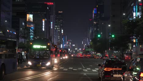 Korean-City-Buses-And-Cars-Travelling-On-The-Gangnam-District-At-Night-In-Seoul,-Sout-Korea