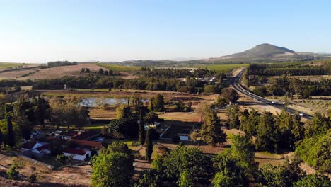 Landschaft-Landschaft-Von-Stellenbosch.-Antenne-Vorwärts-Fliegend,-Absteigend