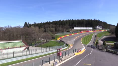 Los-Coches-De-Carreras-Salen-A-Dar-Vueltas-De-Práctica-Desde-El-Pit-Lane-En-El-Circuito-De-Spa-Francorchamps