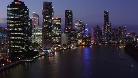 Die-Schönen-Hochhäuser-In-Der-Stadt-Brisbane-In-Australien-Während-Der-Nacht---Luftaufnahme