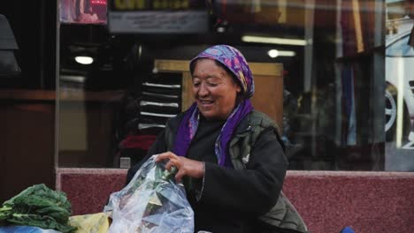 Una-Anciana-Vendiendo-Verduras-En-Los-Mercados-Callejeros-De-Leh-Con-Una-Sonrisa-En-La-Cara