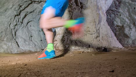 Läufer-Mit-Angemessener-Laufkleidung,-Die-Durch-Dunkle-Höhlen-Laufen