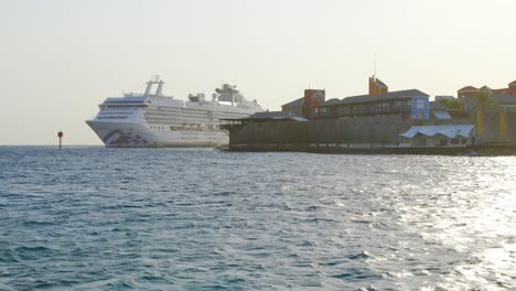 Crucero-Coral-Princess-Atracado-En-El-Muelle-De-Curacao-Con-Pasajeros-En-Cuarentena-Durante-El-Bloqueo-Del-Coronavirus---Midshot
