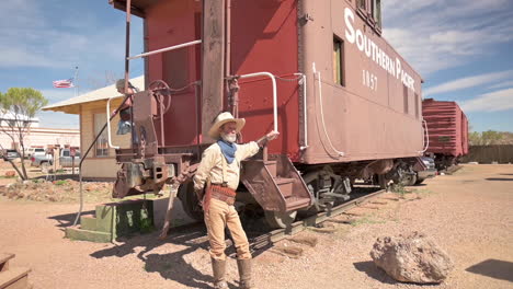 Ein-Cowboy-Schauspieler,-Der-An-Einem-Sonnigen-Tag-Im-Alten-Und-Historischen-Wagen-Für-Touristenfotos-In-Tombstone,-Arizona,-Posiert