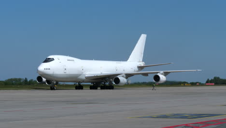 Pesado-Avión-De-Carga-Boeing-Aterrizó-En-El-Aeropuerto-De-Lieja-En-Un-Día-Soleado