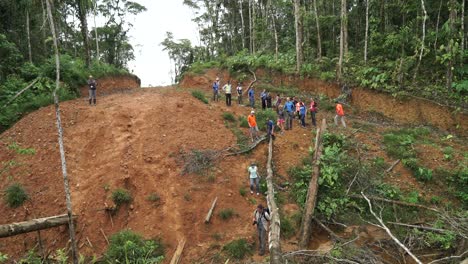 Eine-Gruppe-Von-Expeditionstouristen-Klettert-Einen-Steilen-Pfad-Einen-Berghügel-Im-Dschungelbuschregenwald-Von-Ecuador-Hinunter