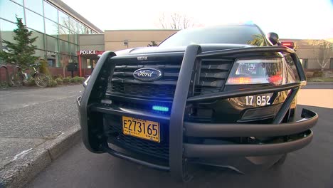 Oregon-Polizistenauto-Mit-Eingeschaltetem-Licht,-Das-Vom-Polizeihauptquartier-Geparkt-Wird