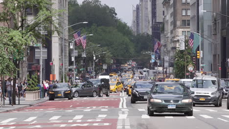 Traffic-moving-along-5th-avenue-in-Midtown-Manhattan-in-New-York-City