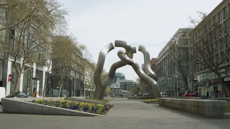 Futuristische-Skulptur-Im-Berühmten-Einkaufsviertel-Berlin-Kurfürstenstraße