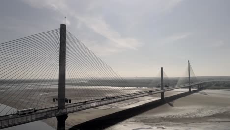 Modernes-Wahrzeichen-Mersey-Gateway-Transportbrücke-Drohne-Luftbild-Nach-Links-Ziehen