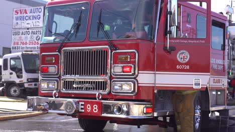 Camión-De-Bomberos-En-Escena-En-Un-Incendio