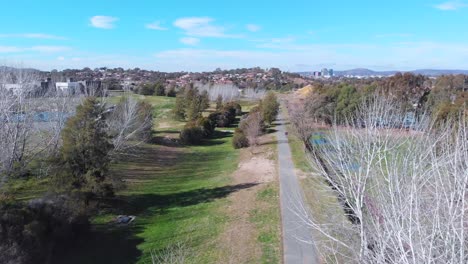 Wanderweg-An-Einem-Kalten-Wintertag-In-Canberra,-Australien,-Zwischen-Bäumen-Ohne-Blätter