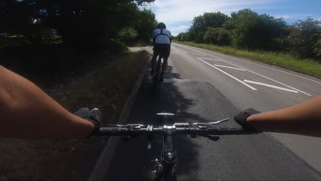 Pov-Ciclismo-A-Lo-Largo-De-A413-Amersham-Road-Con-Coche-Adelantando