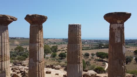 Antena:-Valle-De-Las-Ruinas-De-Los-Templos,-Antiguas-Columnas-En-Agrigento-Sicilia-Italia