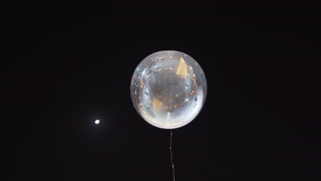 Transparenter-Ballon-In-Der-Nacht-Mit-Dem-Mond,-Der-Am-Himmel-Scheint