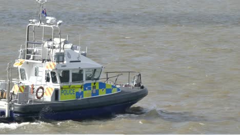 Patrulla-De-Emergencia-De-La-Fuerza-Policial-Navegando-Por-El-Río-Mersey-En-La-Marea-Ventosa