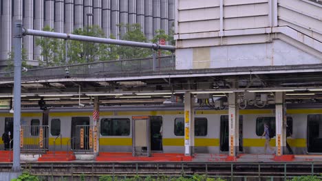 Pendler-Steigen-In-Den-Zug-Und-Gehen-Auf-Den-Bahnsteig-In-Japan