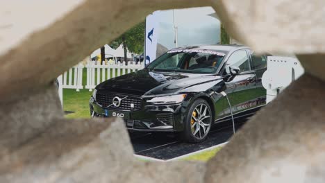 Un-Coche-Eléctrico-Volvo-S60-De-Lujo-Enchufado-En-Una-Estación-De-Carga