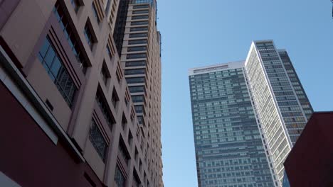 Skyscraper-hotels-in-San-Francisco,-Marriott-Marquis-and-Four-Seasons,-exterior