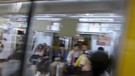 Un-Tren-De-Metro-Amarillo-En-Tokio-Saliendo-De-La-Estación