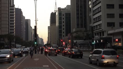 Carril-Bici-En-Plena-Avenida-Paulista,-A-última-Hora-De-La-Tarde