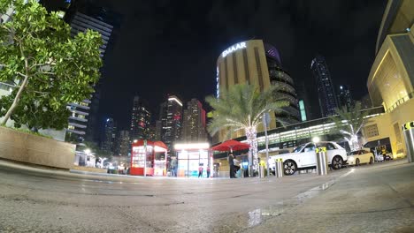 Geschäftige-Nacht-In-Dubai-Marina-Pier-Seven-Restaurant-Mit-Wunderschönem-Blick-Auf-Die-Lichterleuchteten-Hoteltürme---Zeitraffer