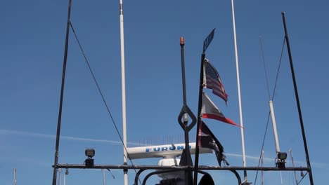 Primer-Plano-De-Banderas-En-El-Barco,-Muelle-De-Pescadores-En-San-Francisco