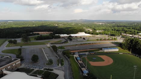 Schulcampus-Baseballfeld-Etowah-High-School-Towne-Lake-Woodstock-Georgia-Drohnenverfolgung-Aus-Der-Luft