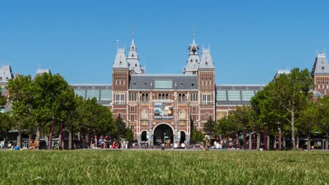 Timelapse-De-Turistas-En-La-Plaza-Del-Museo-Frente-Al-Rijksmuseum-En-Amsterdam,-Países-Bajos