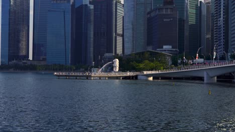 Menschen-Gehen-Merlion-Park-Mit-Singapur-CDB-Im-Hintergrund