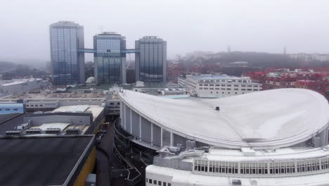 Scandinavium-En-El-Centro-De-Gotemburgo,-En-Un-Día-De-Niebla,-Inclinación-Aérea