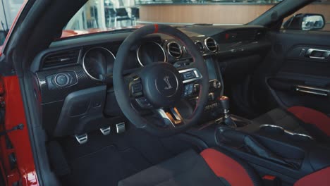 Interior-De-Cuero-Rojo-Y-Negro-De-Un-Ford-Mustang-Shelby-En-La-Sala-De-Exposición