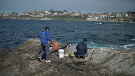 Dos-Pescadores-Preparando-Los-Aparejos-De-Pesca-Para-Pescar---Suburbios-Del-Este-Durante-El-Coronavirus---Sydney,-Nsw,-Australia