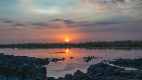 Puesta-De-Sol-Sobre-Los-Humedales-Del-Delta-Del-Okavango-Después-De-Las-Lluvias-Estacionales,-Lapso-De-Tiempo
